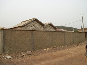 137-ORAN-Juin06-Cap Carbon,les cabanons de nos voisins (et toujours ces immenses murs)
